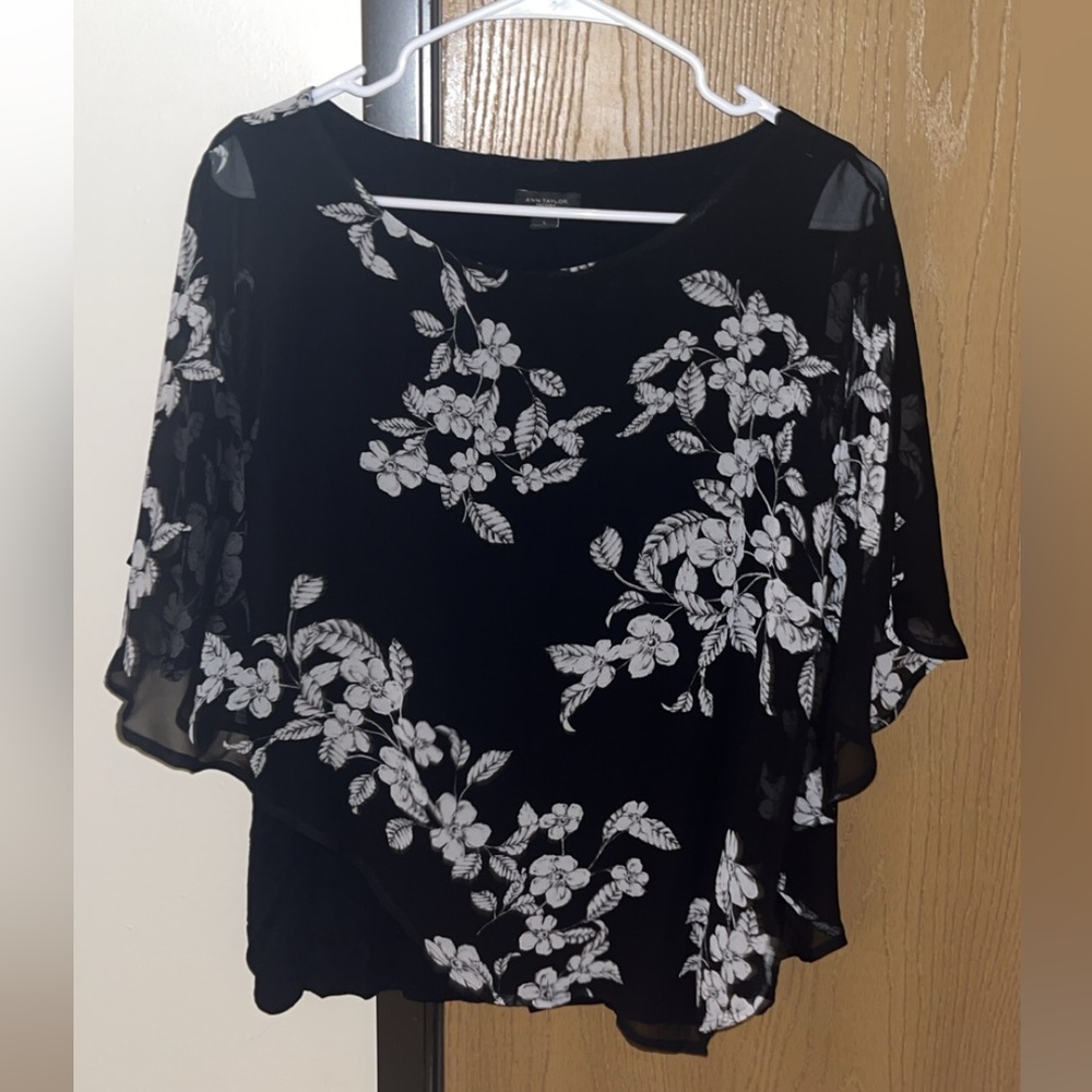 Black Ann Taylor Factory short sleeved blouse with white flowers, size L